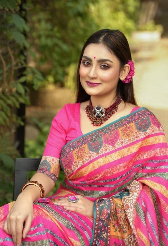 New Viral Attractive Sharee - Image 1